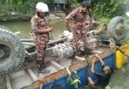ঢাকা-বরিশাল মহাসড়কে নিয়ন্ত্রণ হারিয়ে ট্রাক উল্টে পুকুরে পড়ে নিহত- ২,আহত ২১