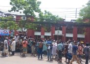 বরিশালে ব্যাটারি চালিত অটোরিকশা বন্ধের দাবিতে রিকশা শ্রমিকদের মানববন্ধন।