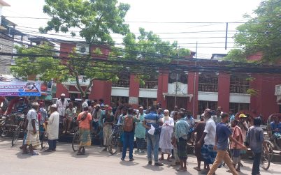 বরিশালে ব্যাটারি চালিত অটোরিকশা বন্ধের দাবিতে রিকশা শ্রমিকদের মানববন্ধন।