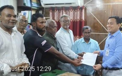 সন্দ্বীপ চ্যানেলে মাছ ধরা নিষিদ্ধের প্রক্রিয়ায় বিপন্ন জেলে পরিবার (ইউএনও) বরাবর স্মারকলিপি প্রধান।