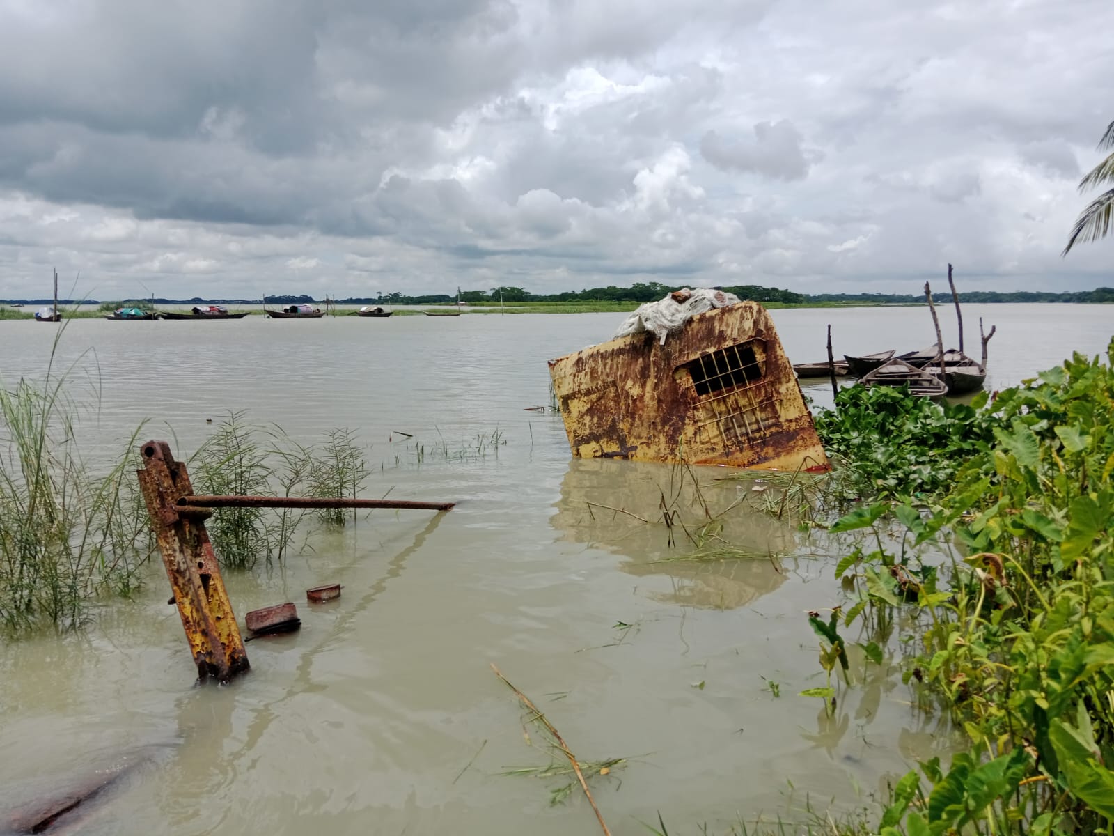 অযত্ন-অবহেলায় বাবুগঞ্জের নদীতে নষ্ট হচ্ছে সওজের-কোটি টাকার সম্পদ