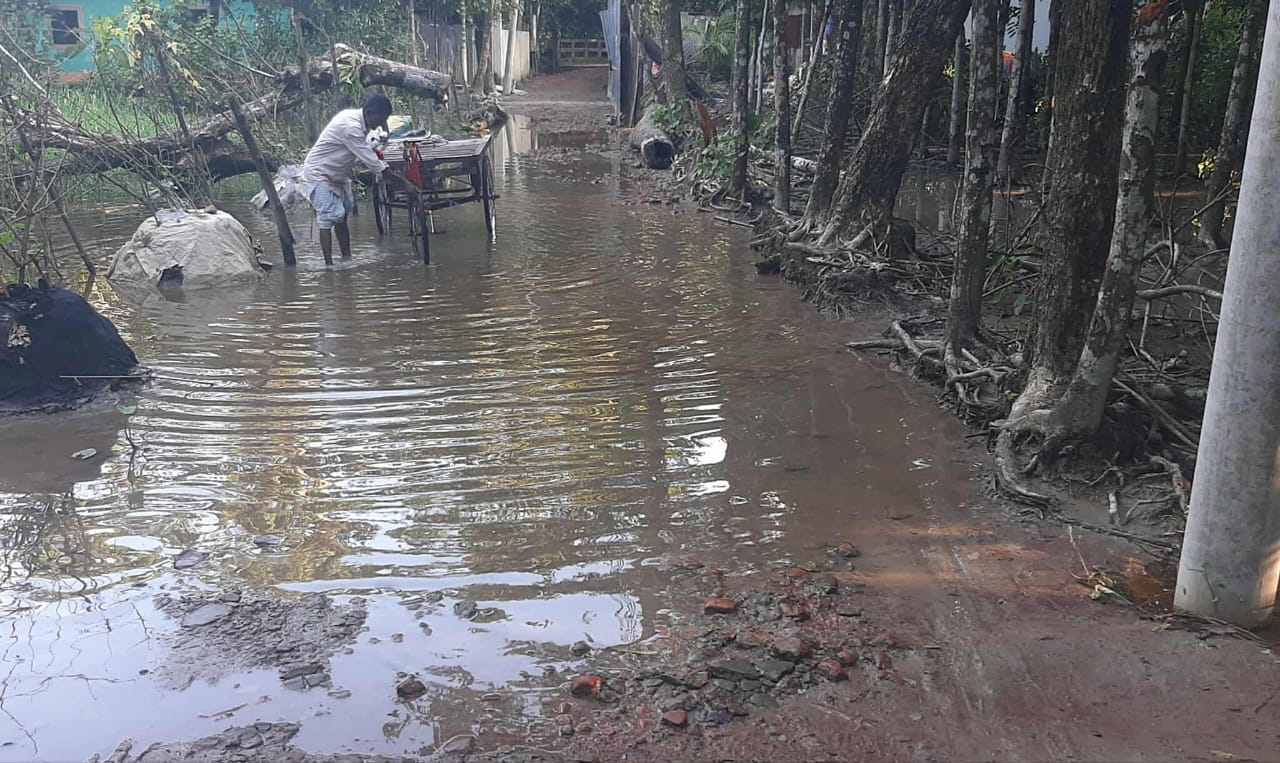 দীর্ঘদিন যাবত সংস্কার হচ্ছে না মুছাপুর আজিম শাহ কানেক্টিং সড়ক, এলাকাবাসীর চরম দূর্ভোগ।