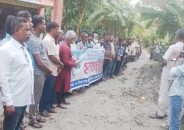 বাবুগঞ্জের জাহাঙ্গীরনগর ইউনিয়নের আঞ্চলিক সড়ক,পাকা করনের দাবিতে মানববন্ধন.