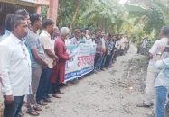 বাবুগঞ্জের জাহাঙ্গীরনগর ইউনিয়নের আঞ্চলিক সড়ক,পাকা করনের দাবিতে মানববন্ধন.