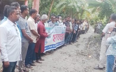 বাবুগঞ্জের জাহাঙ্গীরনগর ইউনিয়নের আঞ্চলিক সড়ক,পাকা করনের দাবিতে মানববন্ধন.