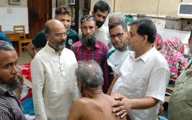 বানারিপাড়ার যুবদলের নেতার বাবাকে দেখতে যান কেন্দ্রীয় কৃষক দলের নেতা  সেন্টু