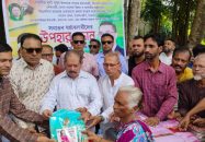 শারদীয় দূর্গাপূজা উপলক্ষে বরিশালে শাড়ি উপহার বিতরণ
