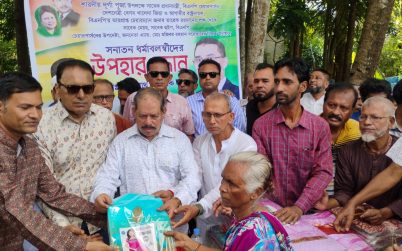 শারদীয় দূর্গাপূজা উপলক্ষে বরিশালে শাড়ি উপহার বিতরণ