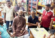 উজিরপুরে  অসহায় ব্যক্তিদের মাঝে আর্থিক  অর্থ প্রদান করেন কেন্দ্রীয় কৃষক দলের নেতা সেন্টু