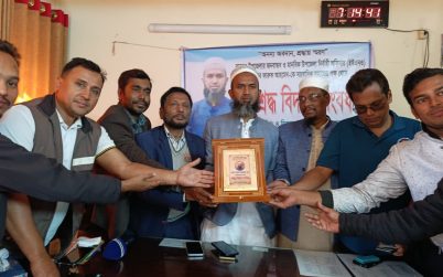 বাবুগঞ্জে ইউএনও ফারুক আহমেদকে সাংবাদিকদের সংবর্ধনা