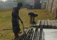 বরিশালের চন্দ্রমোহনে আমপান প্রকল্পে ইঞ্জিনিয়ারদের অনুপস্থিতি ও নিম্নমানের সিমেন্ট দিয়ে পোস্ট ঢালাই চলছে