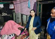 শৈত্যপ্রবাহে মানবিক দৃষ্টান্ত মধ্যরাতে কম্বল নিয়ে অসহায়দের ঘরে ইউএনও।