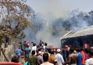 উজিরপুরের বড়াকোঠায় বিদ্যুৎ শর্টসার্কিট হয়ে ৫টি বসতঘর ভস্মীভূত