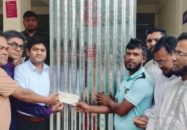 উজিরপুর ধামুরা বাজারে অগ্নিকাণ্ডের ক্ষতি গ্রস্থদের মাঝে ঢেউটিন বিতরণ করেন ইউএনও