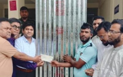 উজিরপুর ধামুরা বাজারে অগ্নিকাণ্ডের ক্ষতি গ্রস্থদের মাঝে ঢেউটিন বিতরণ করেন ইউএনও