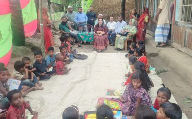 বাবুগঞ্জে খোলা আকাশের নিচে মান্তা শিশুদের পাঠদান পরিদর্শনে ইউএনও