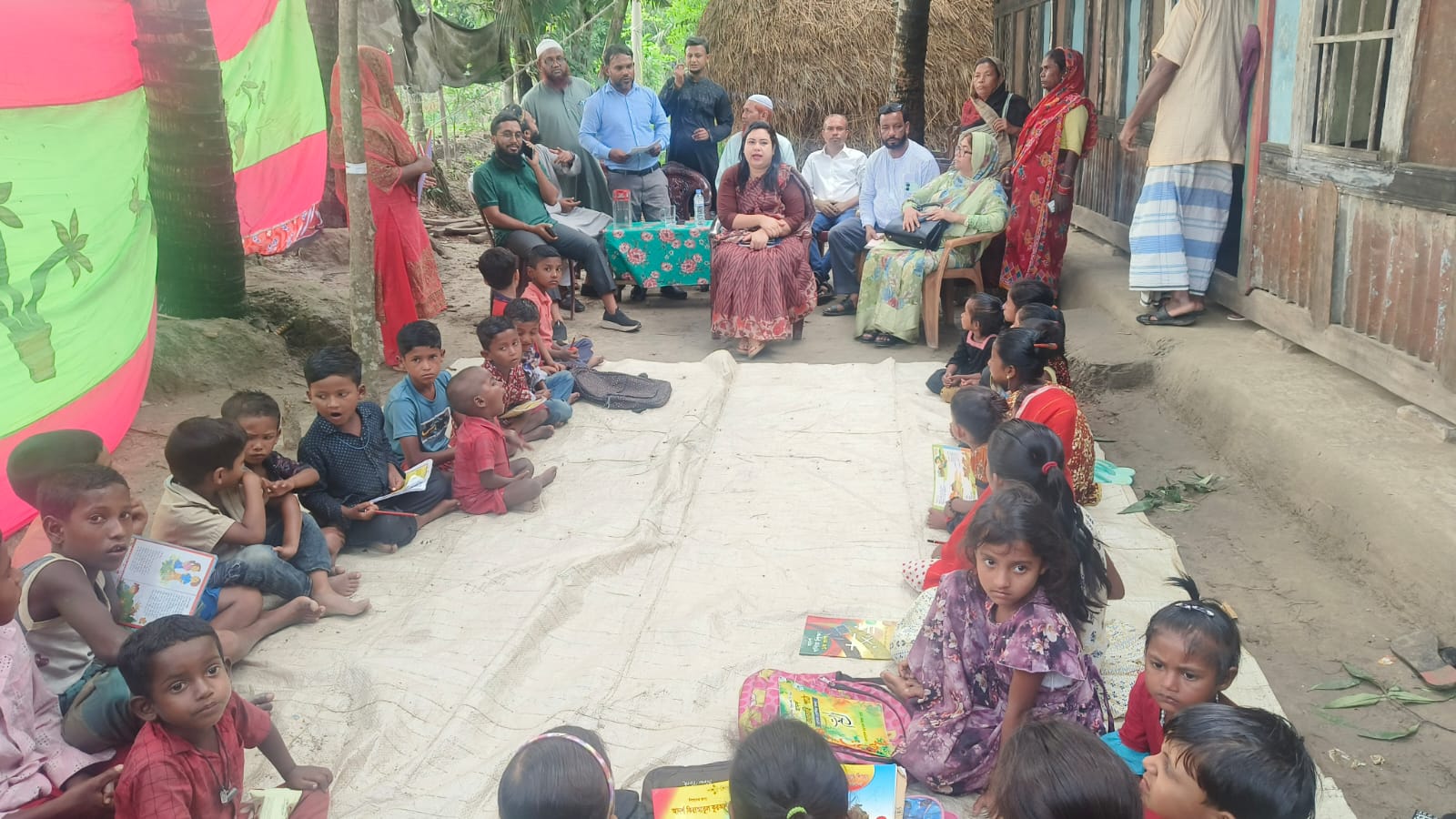 বাবুগঞ্জে খোলা আকাশের নিচে মান্তা শিশুদের পাঠদান পরিদর্শনে ইউএনও