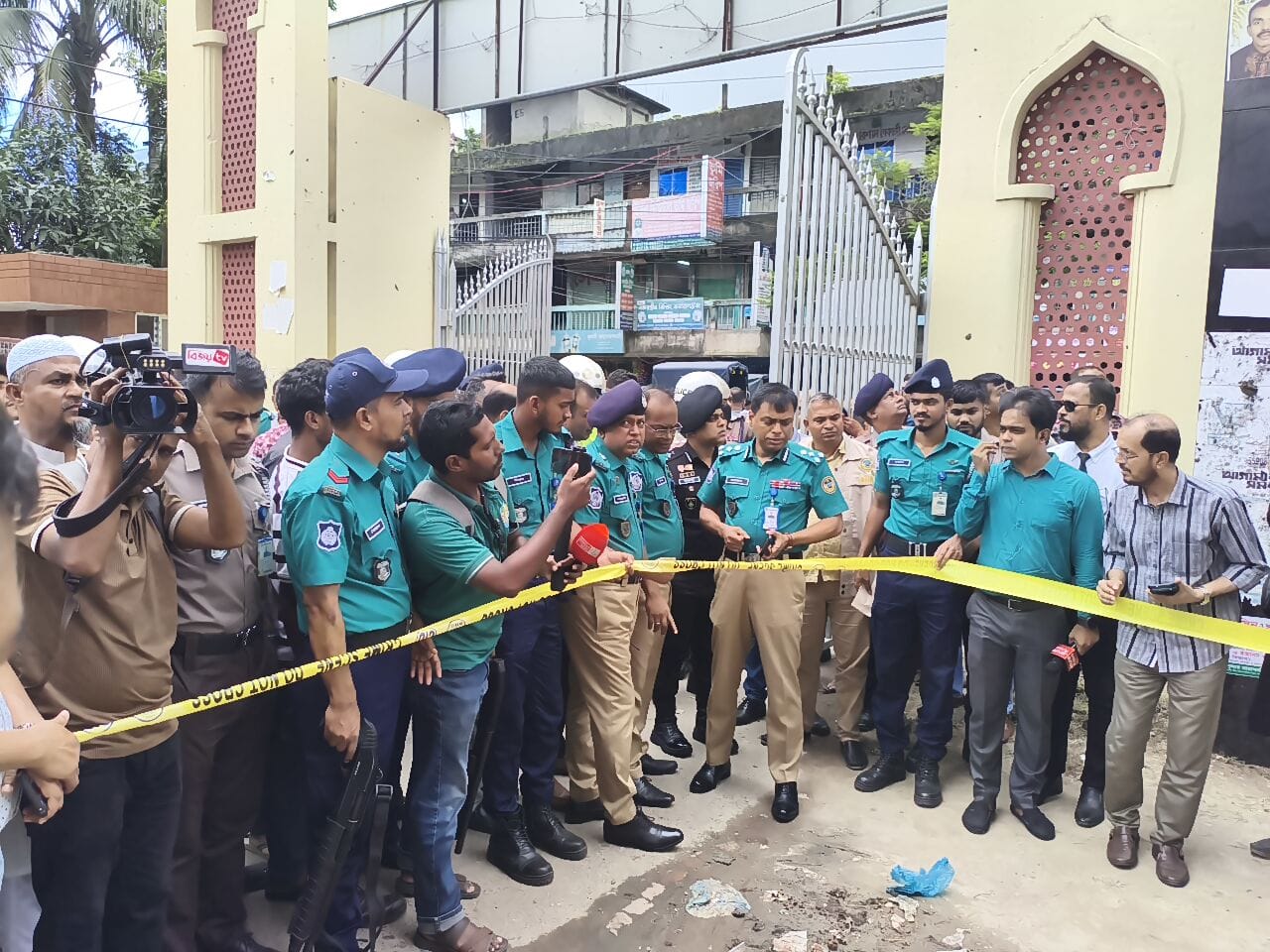 আতঙ্ক বরিশাল আদালত চত্বর ককটেল বিস্ফোরণ,