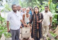 বাবুগঞ্জে নদী ভাঙ্গনে ১০টি পরিবারকে খাদ্য সহায়তা করলেন ইউএনও।