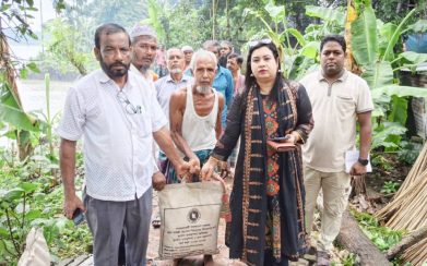 বাবুগঞ্জে নদী ভাঙ্গনে ১০টি পরিবারকে খাদ্য সহায়তা করলেন ইউএনও।