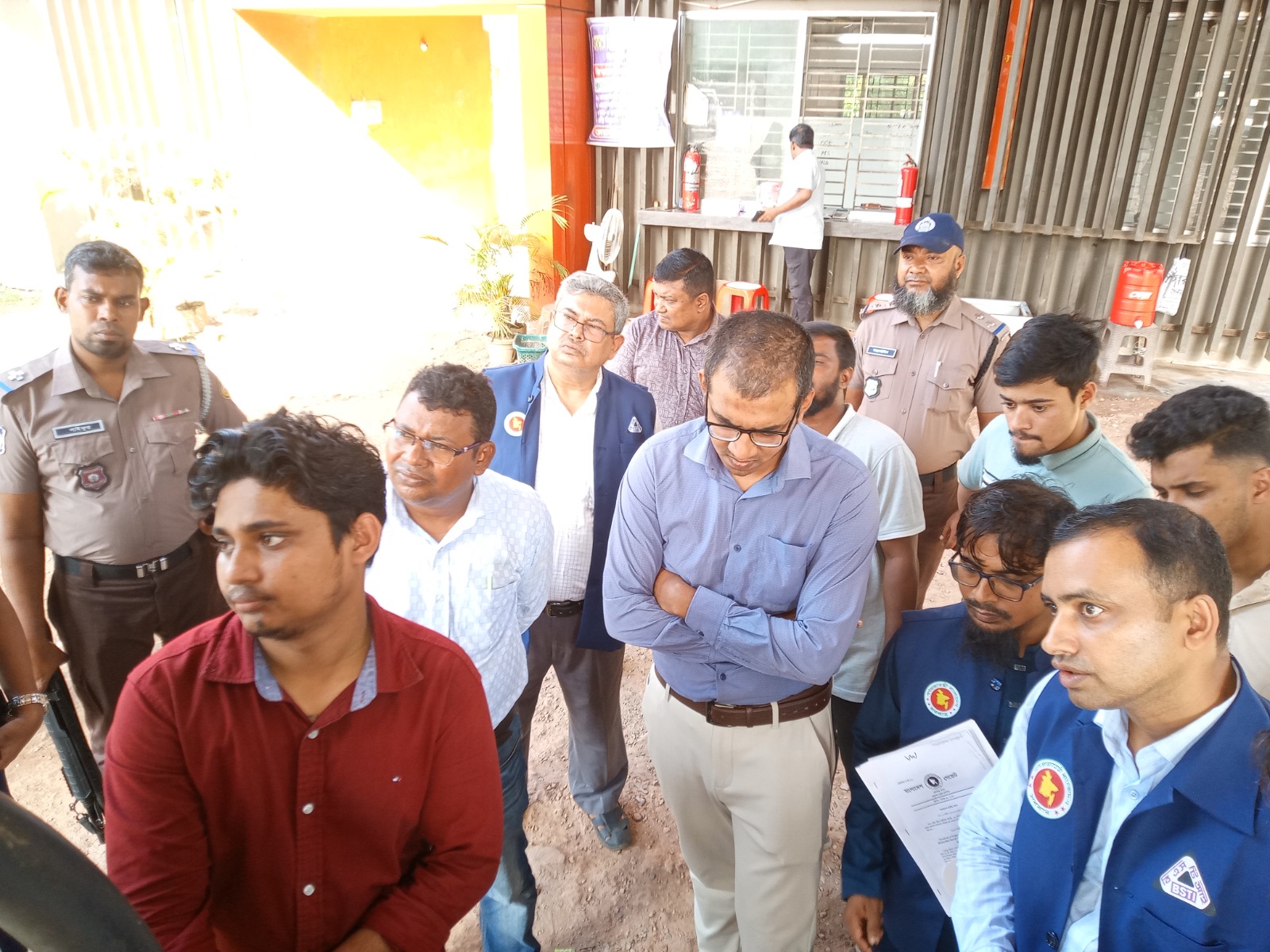 বরিশালের ফিলিং স্টেশনে অভিযান, ওজনে কম দেওয়ায় ২৫ হাজার টাকা জরিমানা